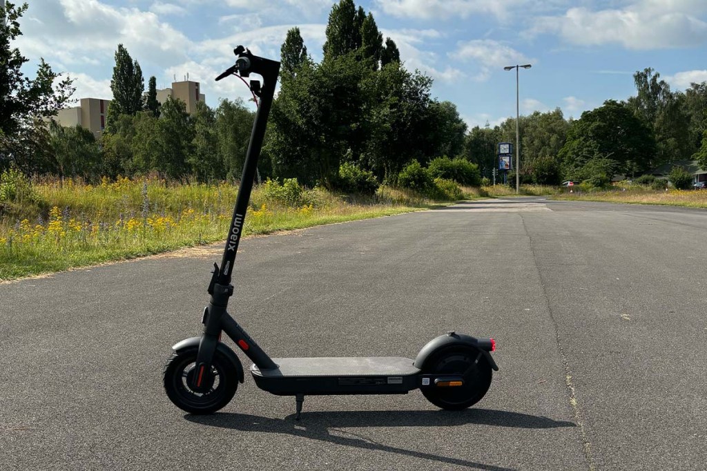 E-Scooter auf einer Straße stehend