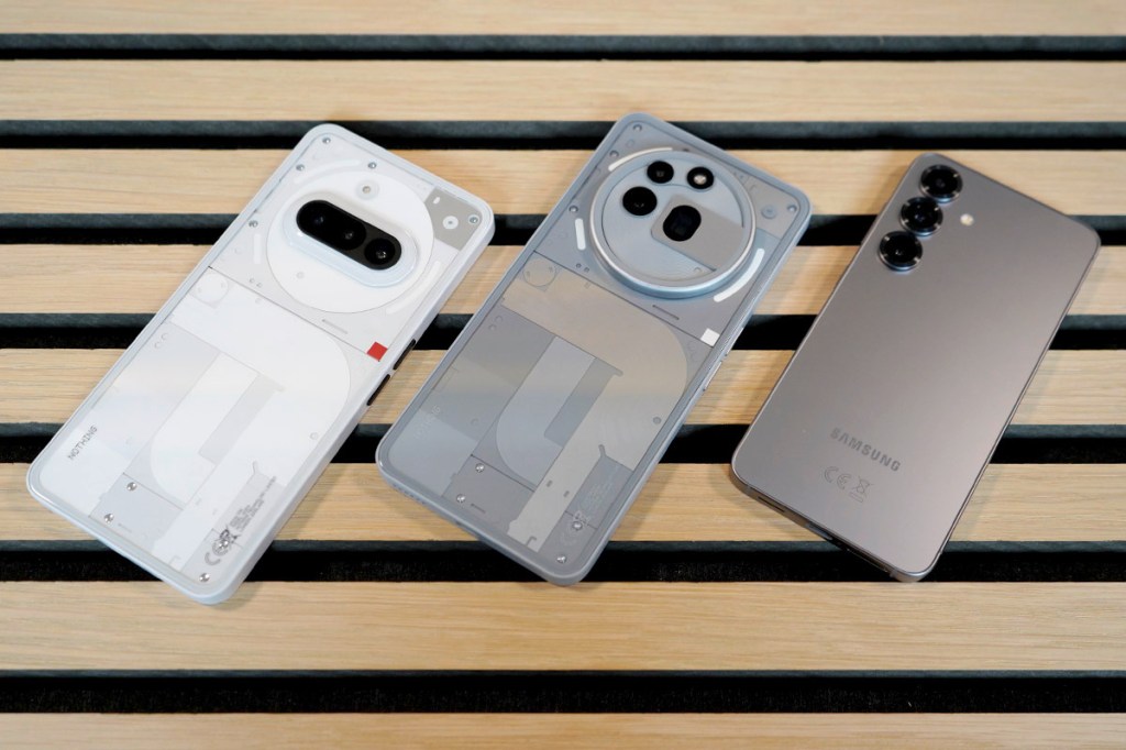 Nothing Phone (3a), Phone (3a) Pro und Samsung Galaxy S25 im Designvergleich.