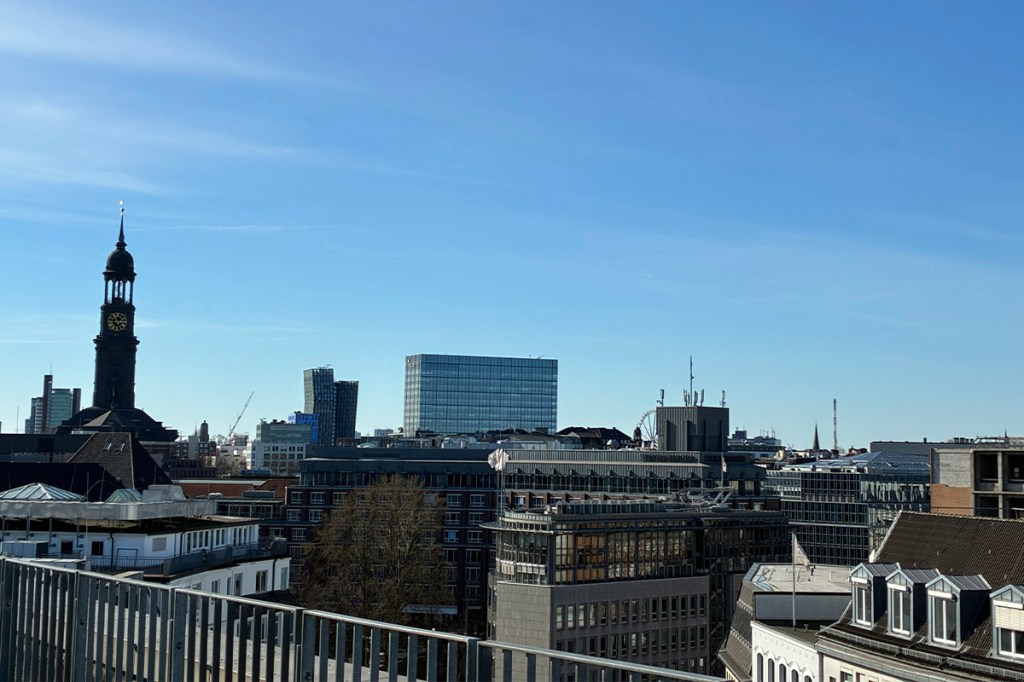 Blick über die Dächer in Hamburg, aufgenommen mit dem iPhone 16e.