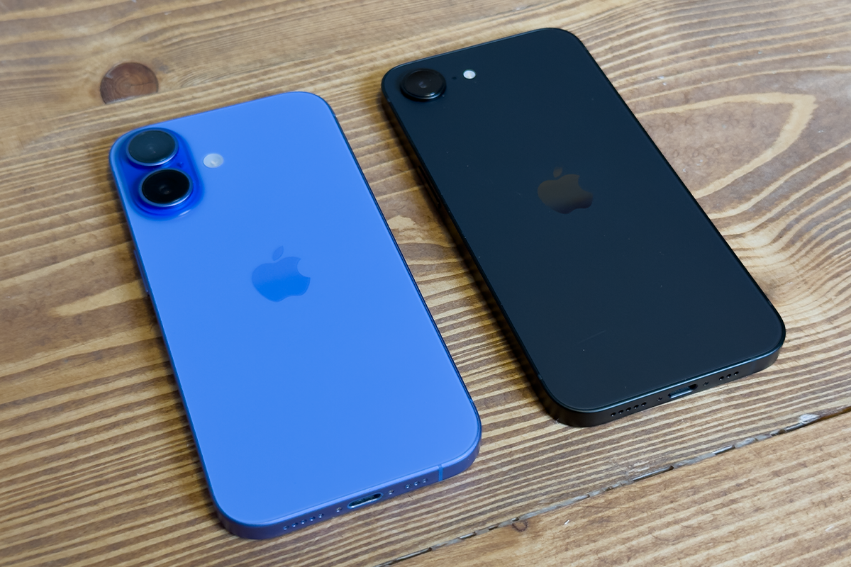 Das iPhone 16 liegt neben dem iPhone 16e.