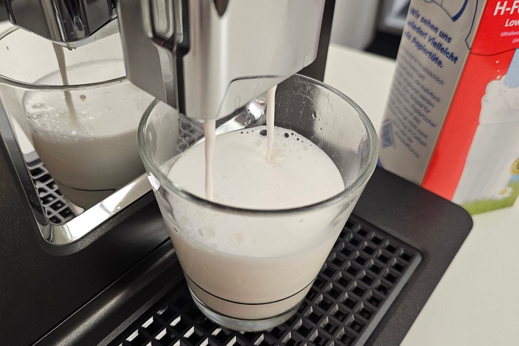 Milch fließt in ein Glas