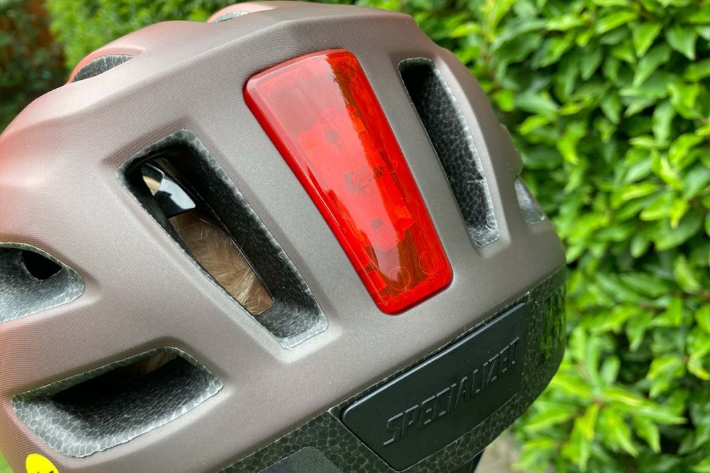 Detailaufnahme eines Fahrradhelms von hinten, man sieht ein eingebautes Licht