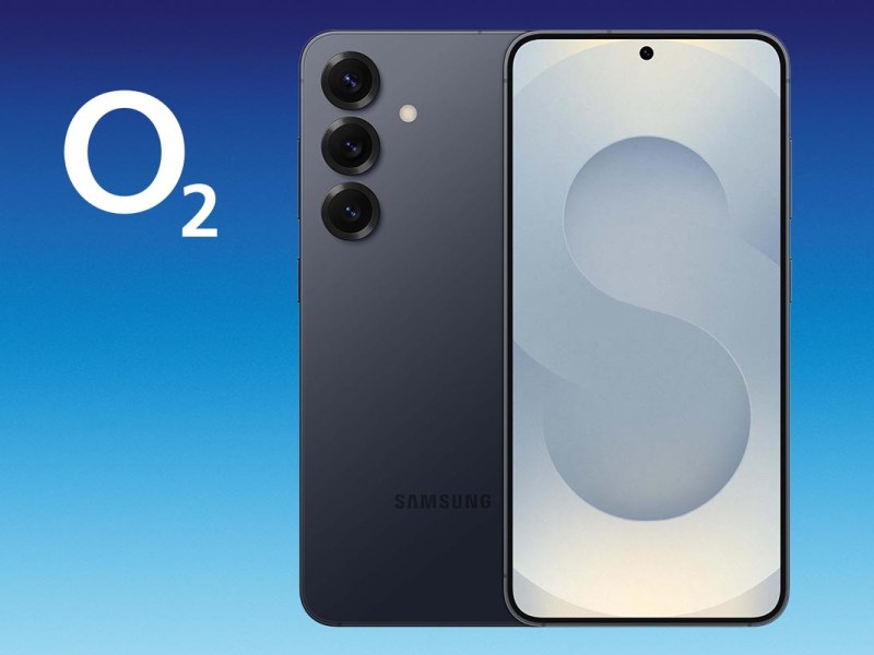 Das Samsung Galaxy S25 vor blauem Hintergrund.