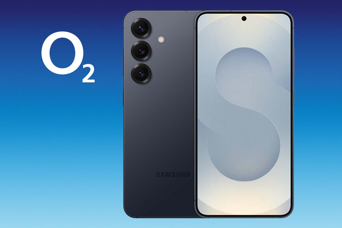 Das Samsung Galaxy S25 vor blauem Hintergrund.