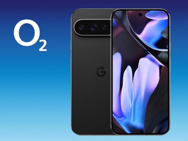 Das Google Pixel 9 Pro XL vor blauem Hintergrund.
