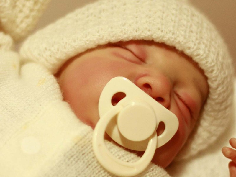 Nahaufnahme Baby mit Schnuller im Mund