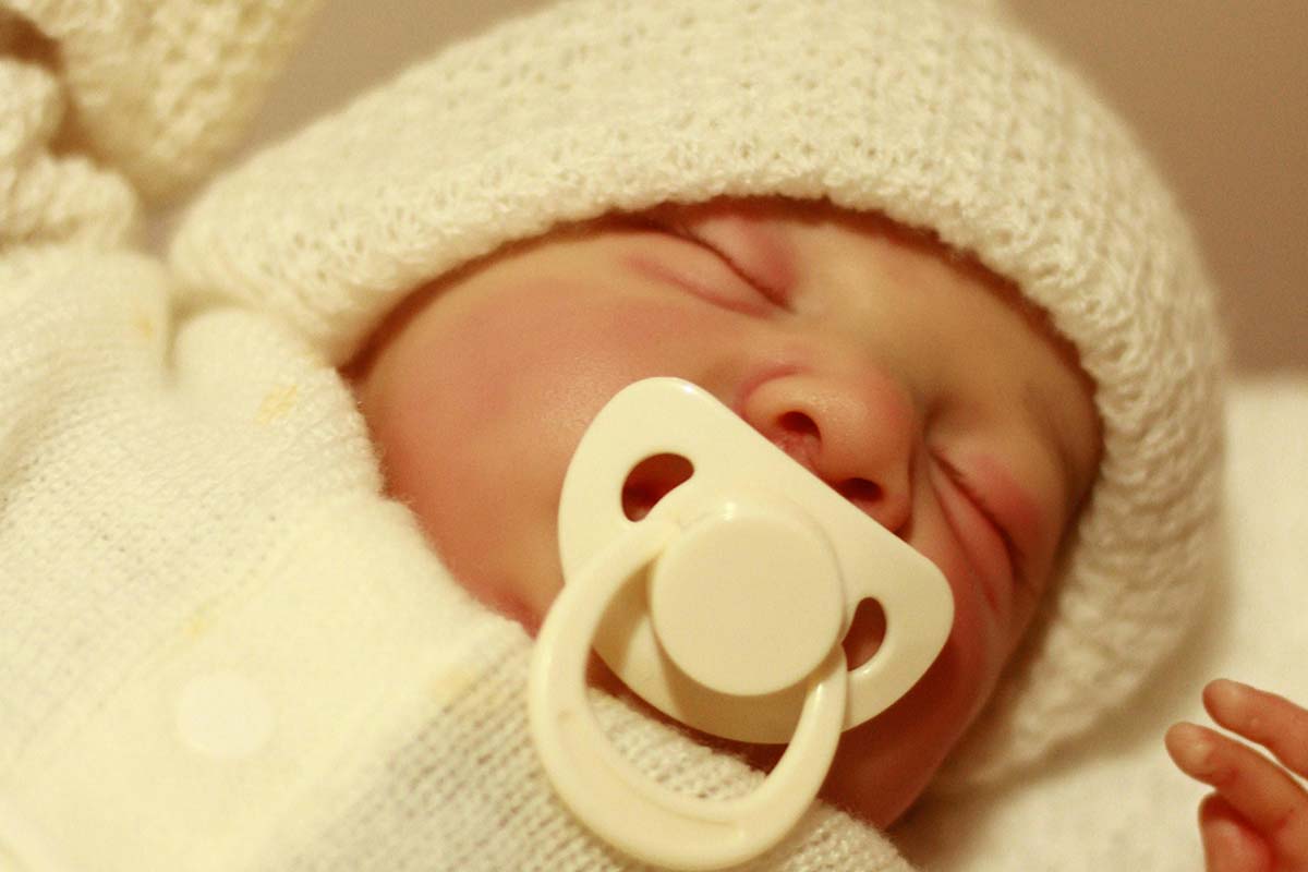 Nahaufnahme Baby mit Schnuller im Mund