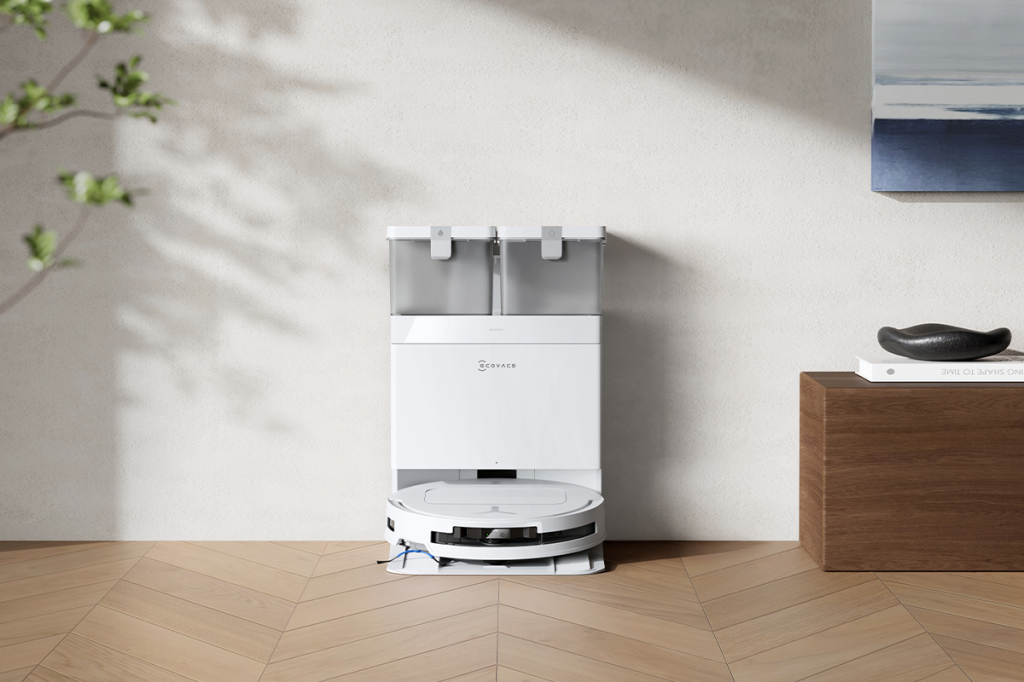 Der ECOVACS DEEBOT T50 steht in einer Ecke.