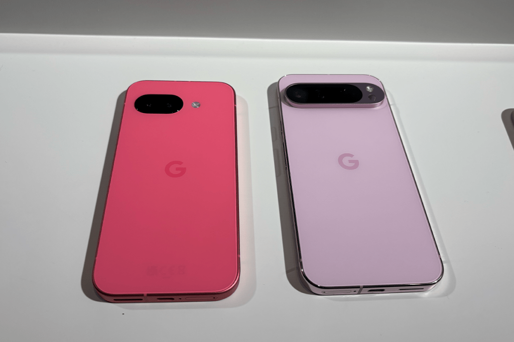 Das Google Pixel 9a liegt links neben dem Google Pixel 9 Pro.