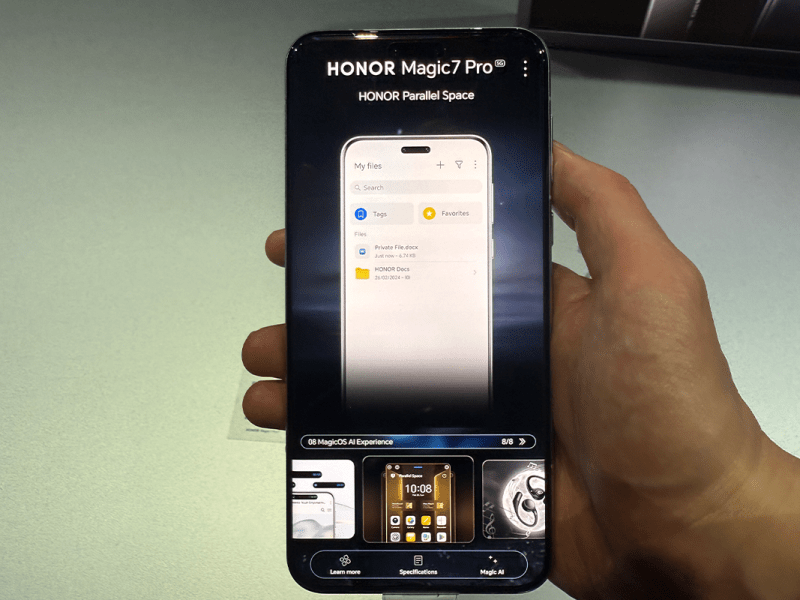 Honor Magic 7 Pro in einer Hand.