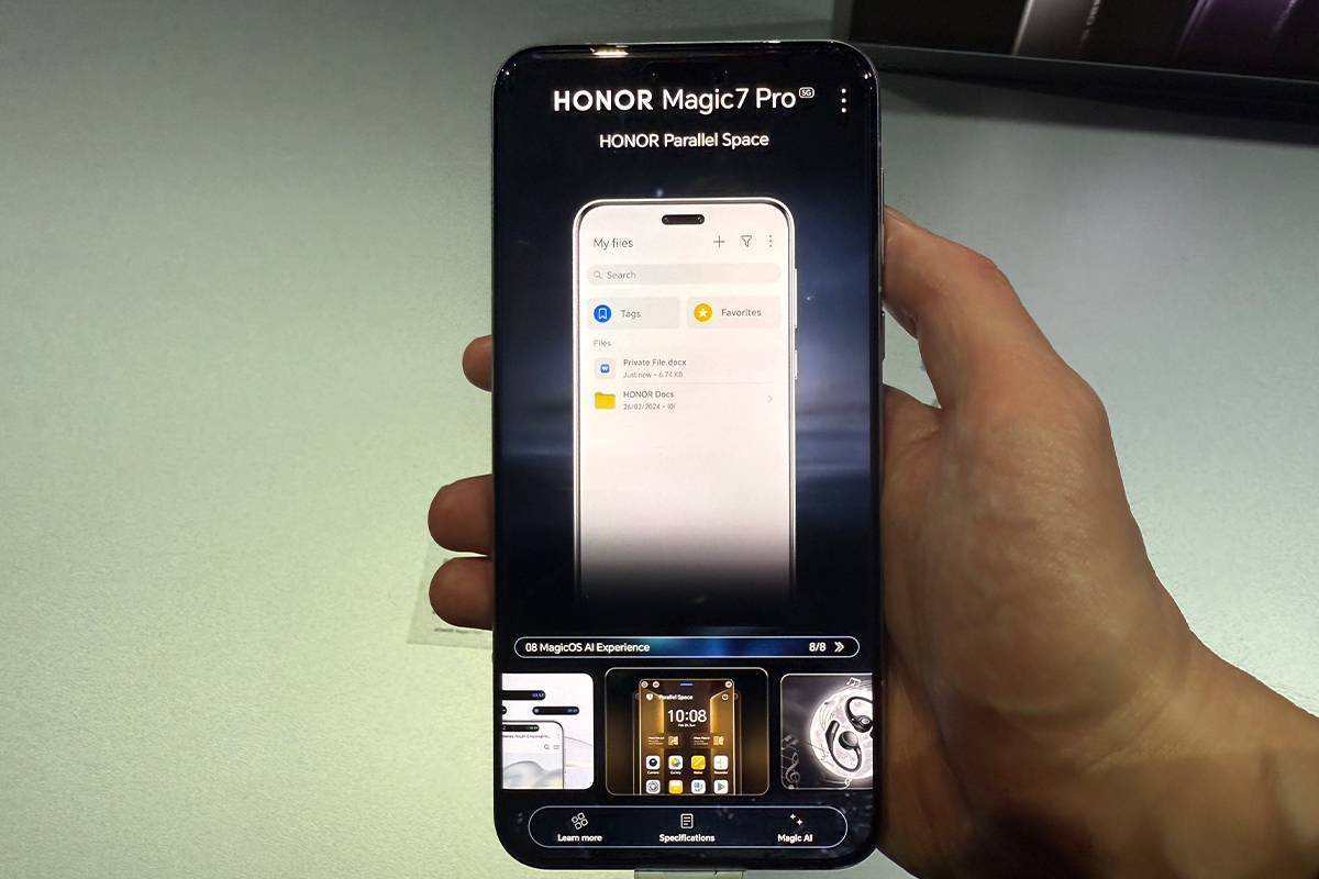 Honor Magic 7 Pro in einer Hand.