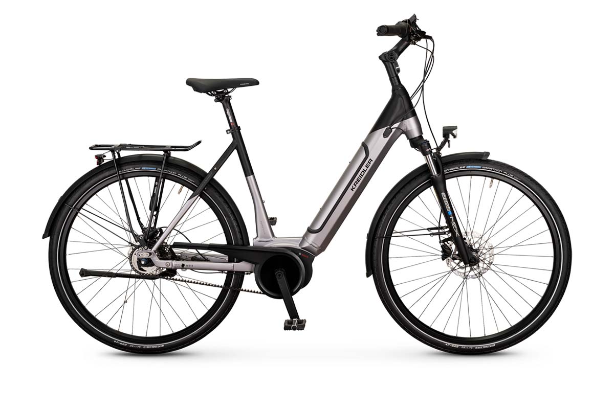 silbernes E-Bike auf weißem Grund