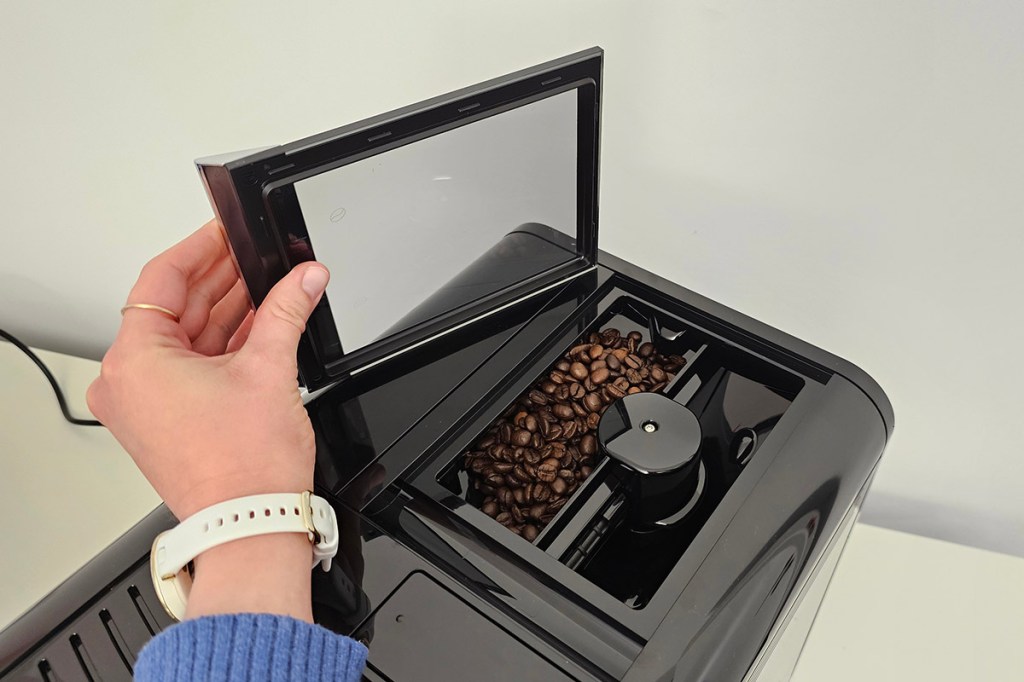 Bohnen im Bohnenbehälter des Kaffeevollautomaten