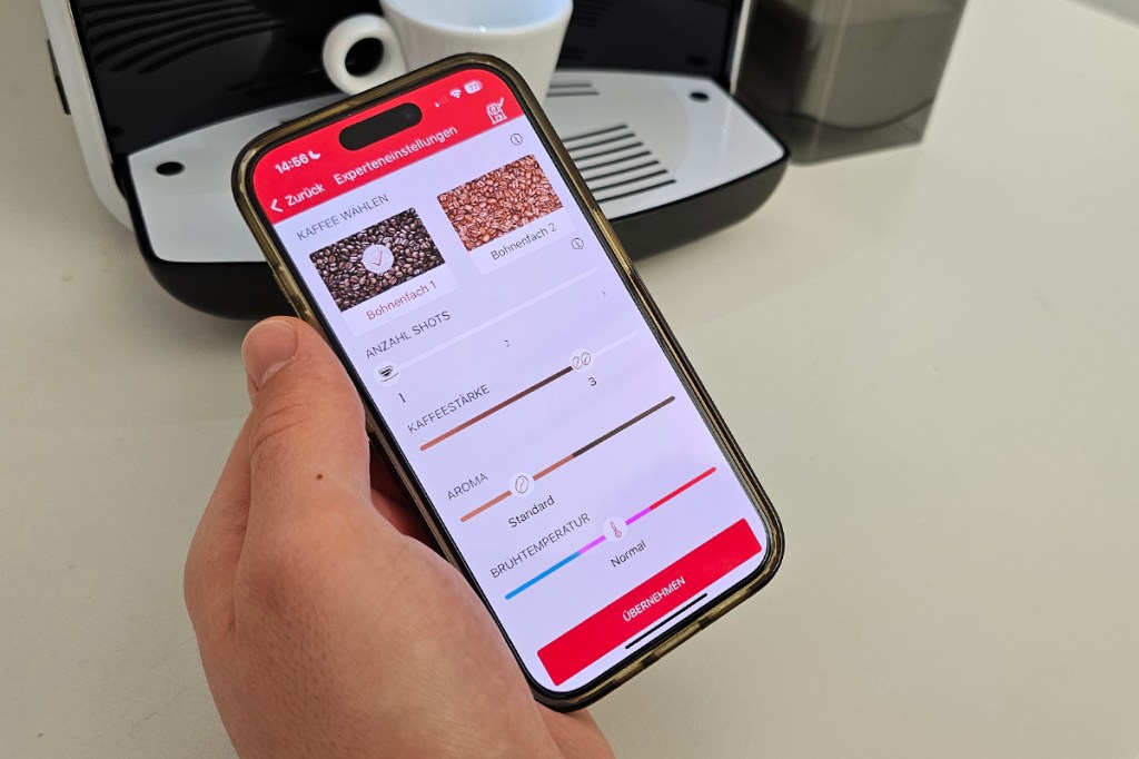Ein Smartphone in einer Hand