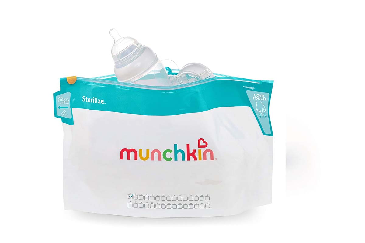 Sterilisationsbeutel aus dem eine Babyflasche rausguckt, auf weißem Grund