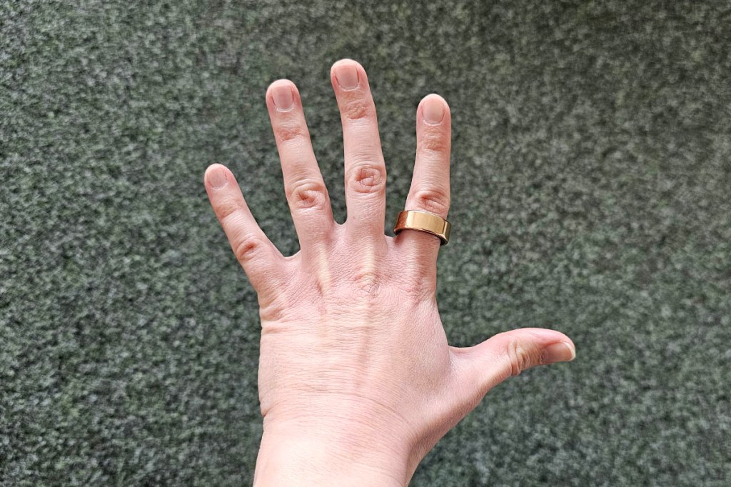 Hand mit Smart Ring