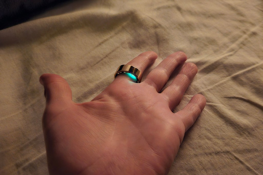 Smart Ring an Hand im Dunkeln
