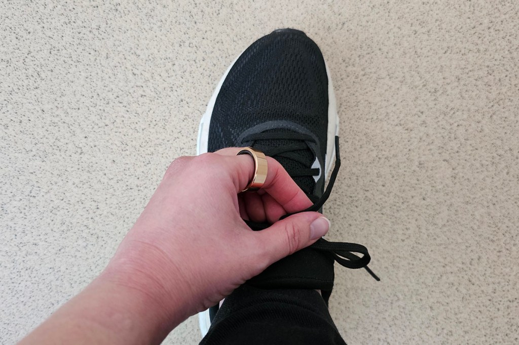 Smart Ring an Finger über Sportschuh