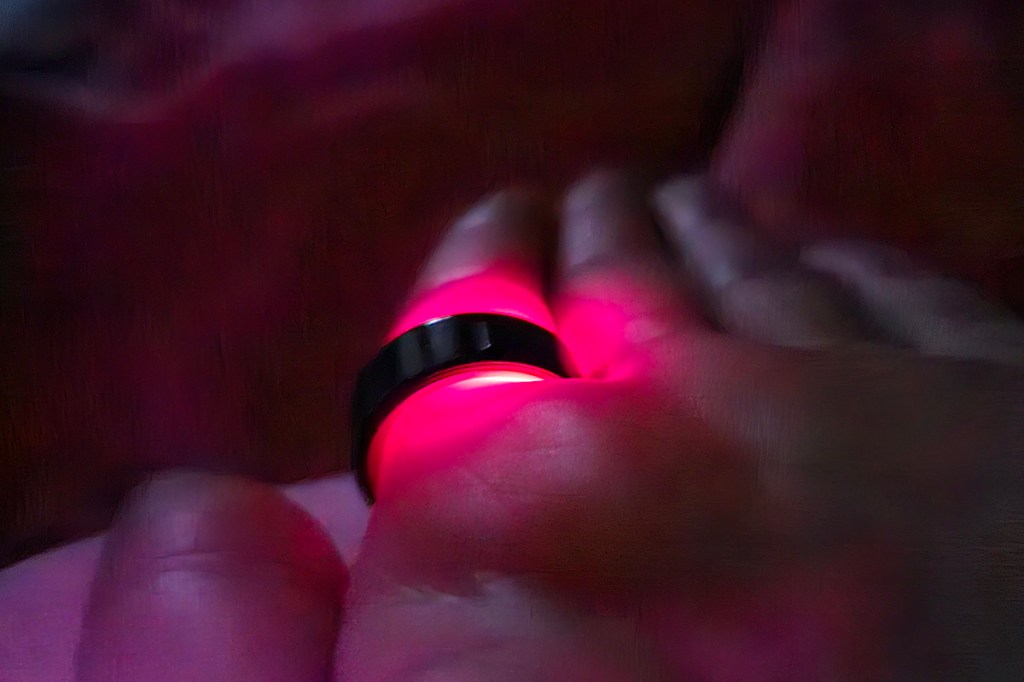 Oura Ring 4 am Finger im Dunkeln