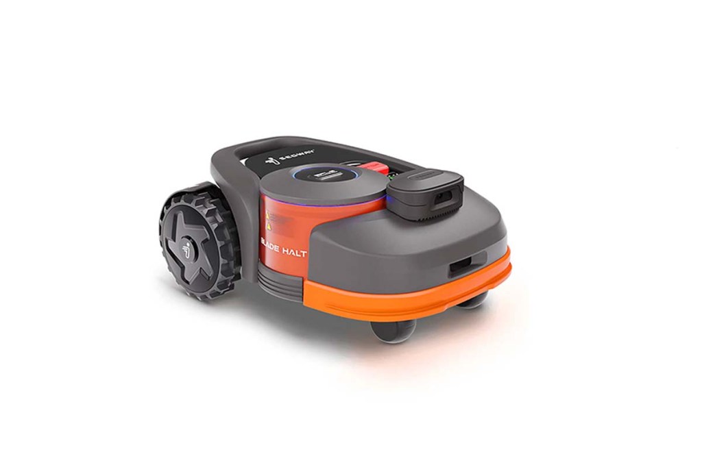 Mähroboter auf weißem Grund