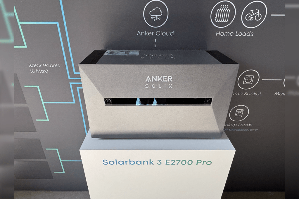 Die Solix Solarbank 3 E2700 Pro auf einem Tisch.