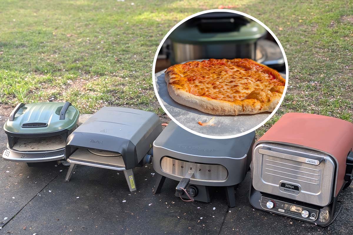 Vier Pizzaöfen nebeneinander auf Steinplatten stehend, ein rundes Fenster im Bild zeigt eine fertige Pizza