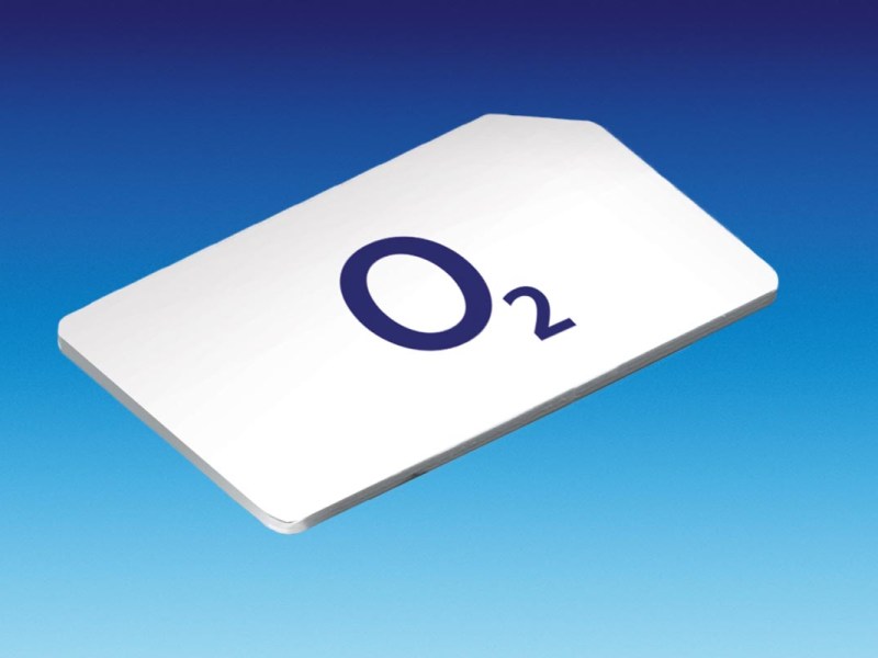 Eine SIM-Karte mit O2-Logo vor blauem Hintergrund