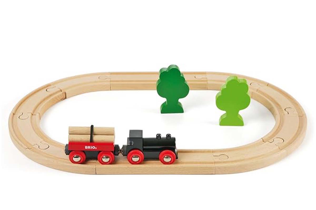 Ovele Holz-Bahnstrecke mit Zug und zwei Bäumen auf weißem Grund