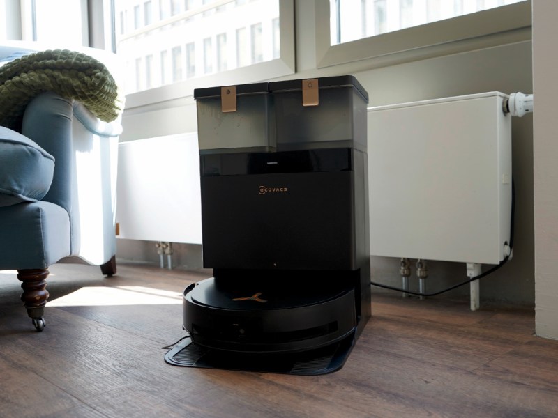 Der Deebot X8 Pro Omni in seiner Ladestation.