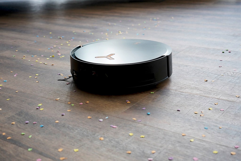 Der Saugoboter Deebot X8n Pro beim Saugen.