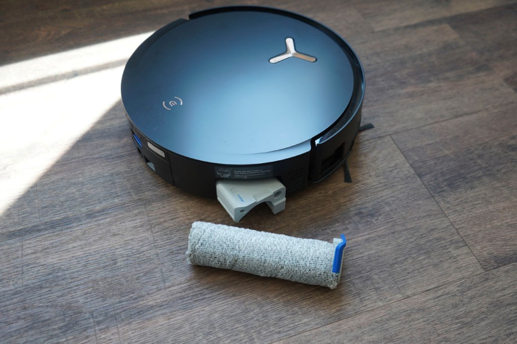 Die Wischrolle des Deebot X8 Pro Omni liegt ausgebaut neben dem Gerät.