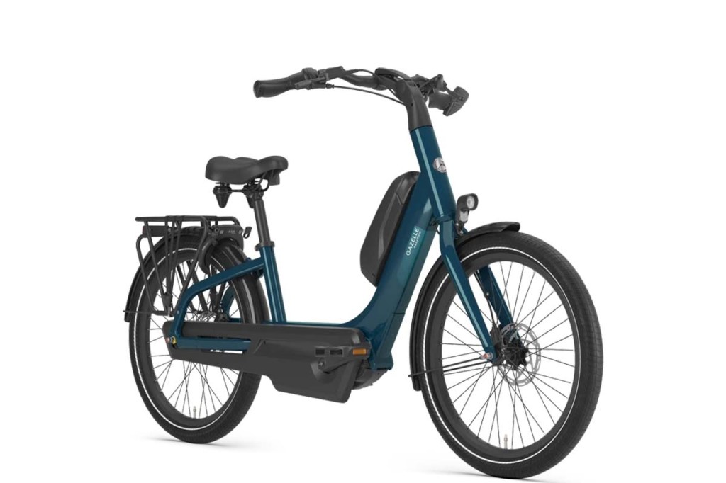 türkisgrünes E-bike auf weißem Grund