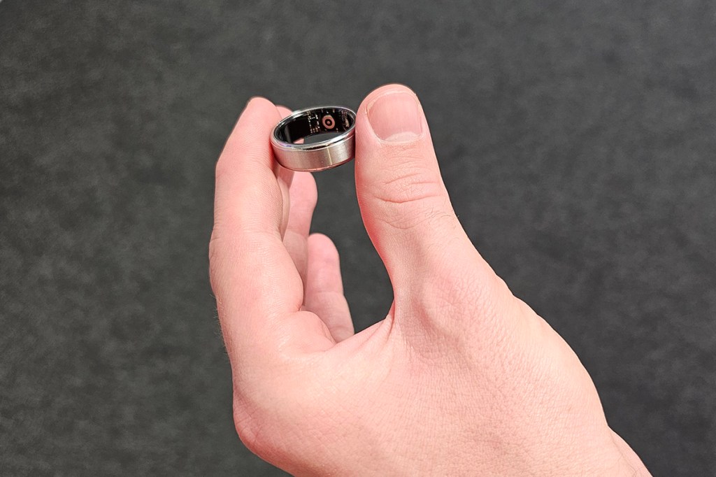 Smart Ring zwischen Fingern gehalten