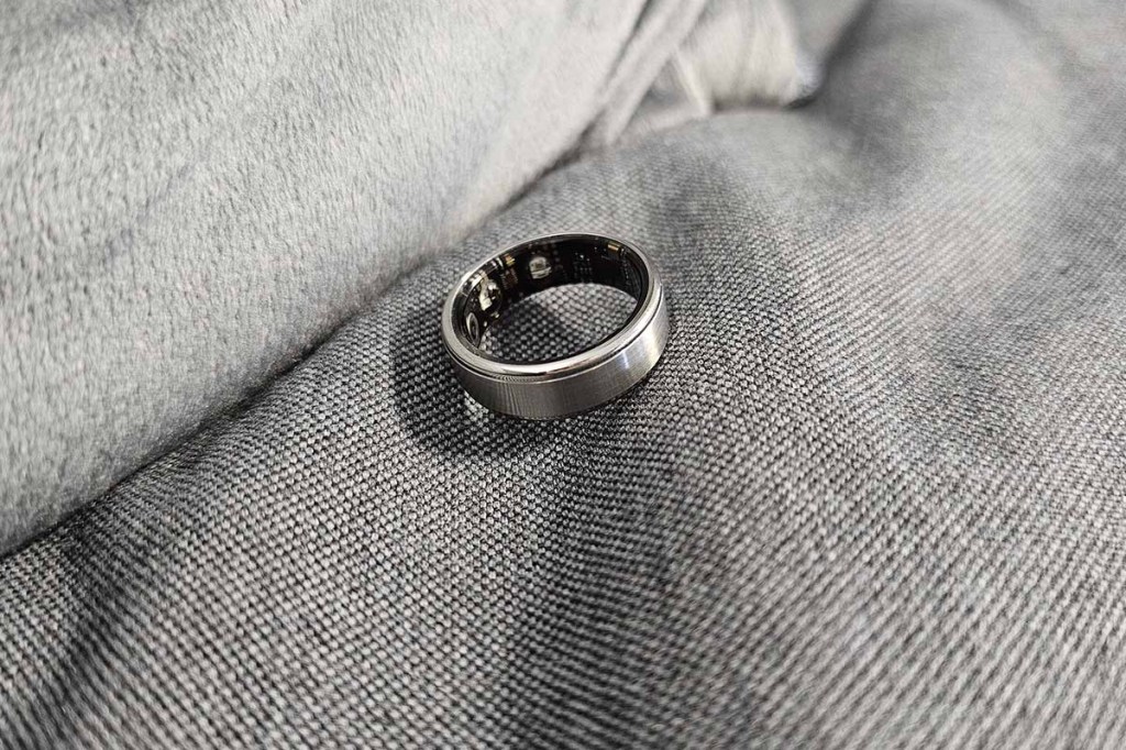 Smart Ring auf einem Bett
