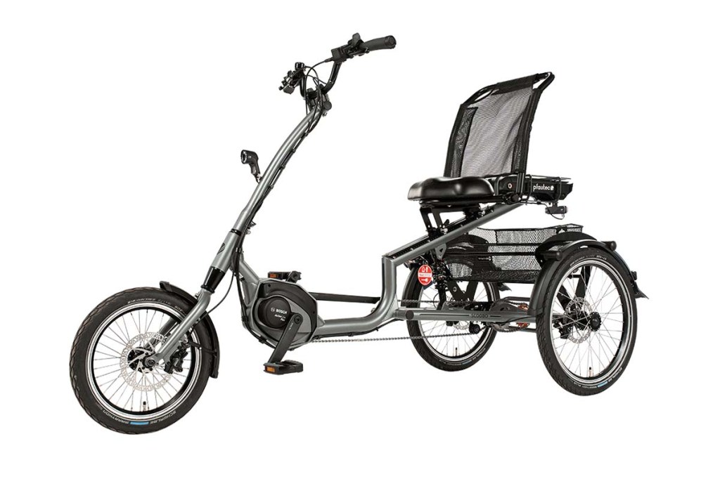 E-Bike für Senioren mit drei Rädern aufß weißem Grund