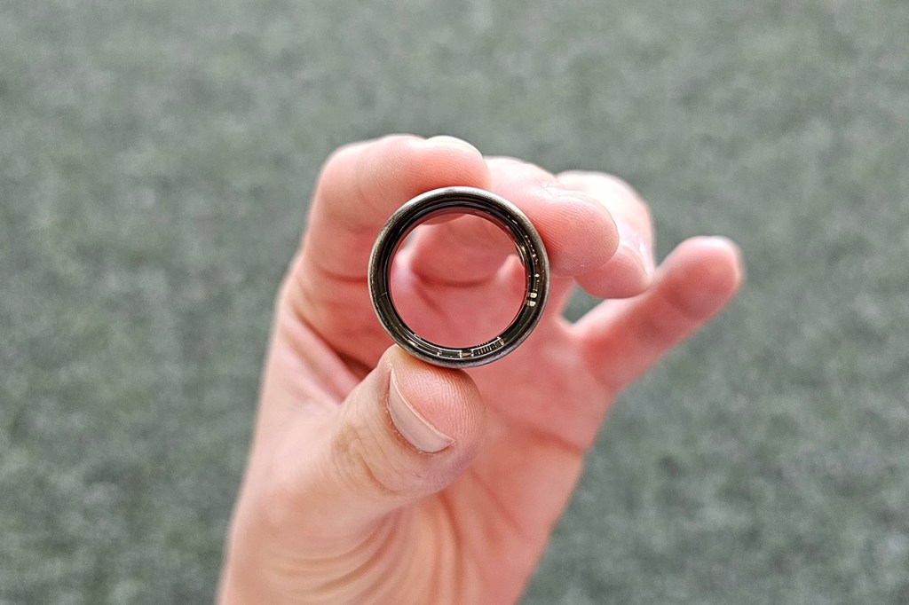 Finger halten einen Smart Ring