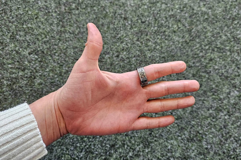 Smart Ring am Zeigefinger einer geöffneten Hand