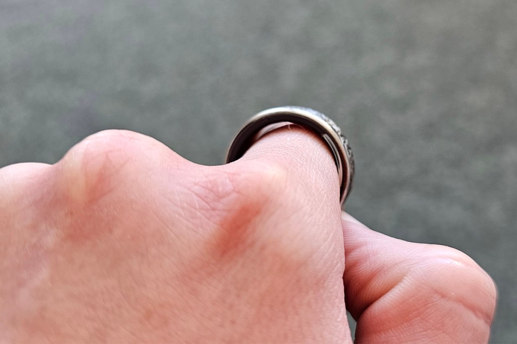 Smart Ring an Zeigefinger einer geballten Hand