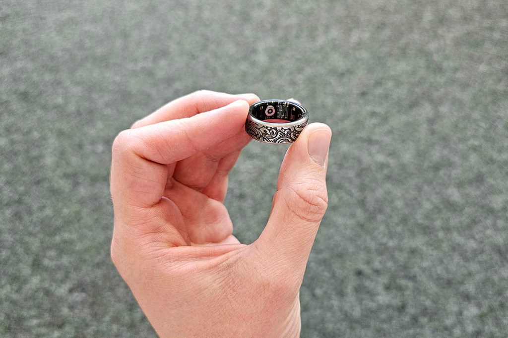 Finger halten einen Smart Ring