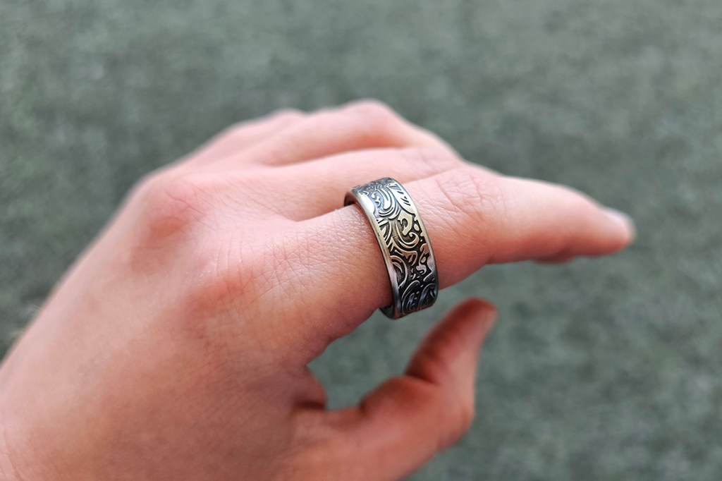 Smart Ring am Zeigefinger einer Hand