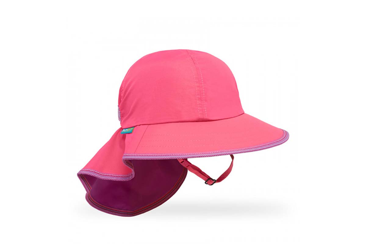 pinkfarbener Kindersonnenhut mit Nackenschutz auf weißem Grund