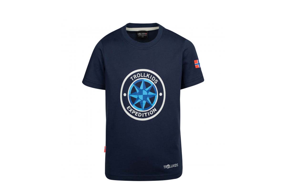 blaues T-Shirt mit Aufdruck auf weißem Grund