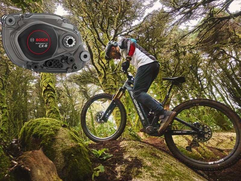e-Mountainbikefahrer fährt einen Felsen im Wald hoch, zudem sieht man einen Productshot des neuen Bosch-Motors