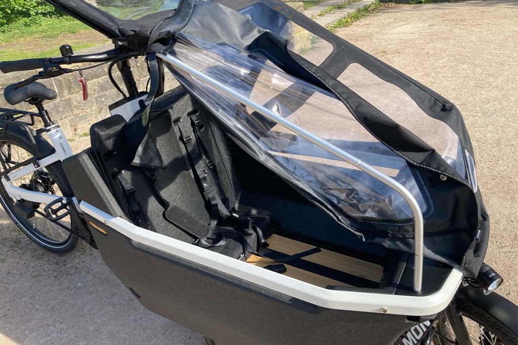 Blick in die Transportwanne eines Cargo-E-bikes
