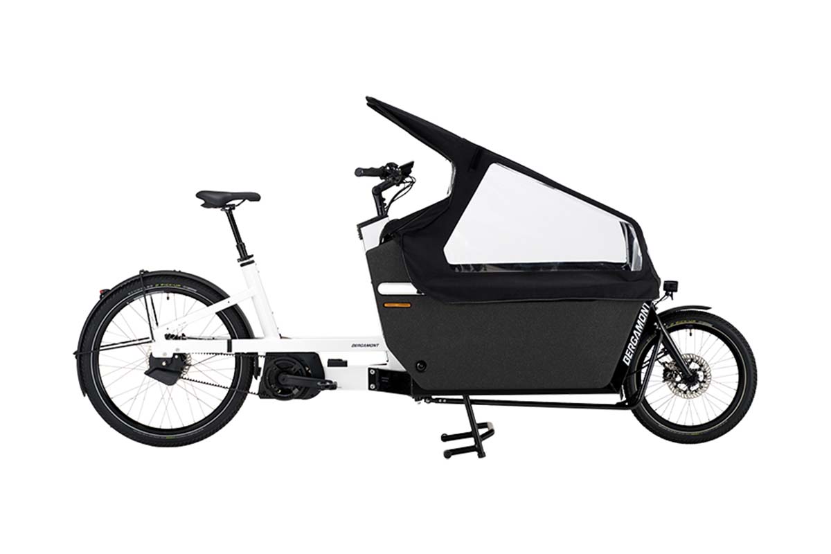 Lastenrad mit Kindertransportbox von der Seite auf weißem Grund