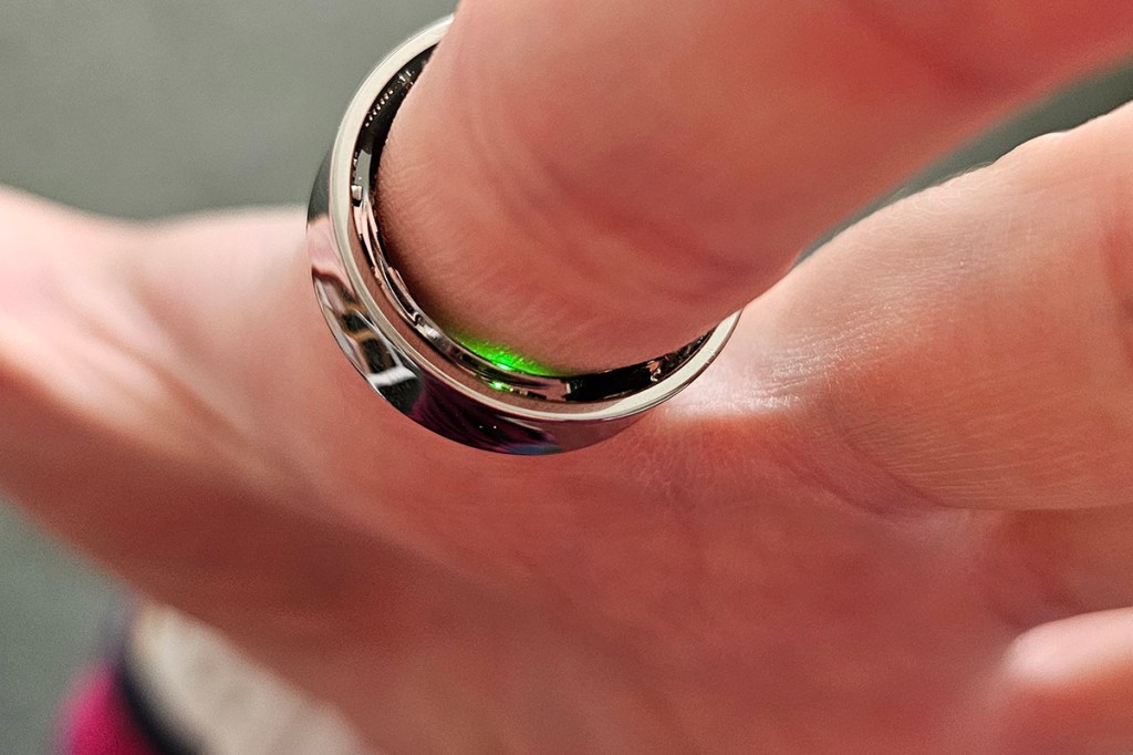 LED leuchtet in Smart Ring an einem Finger