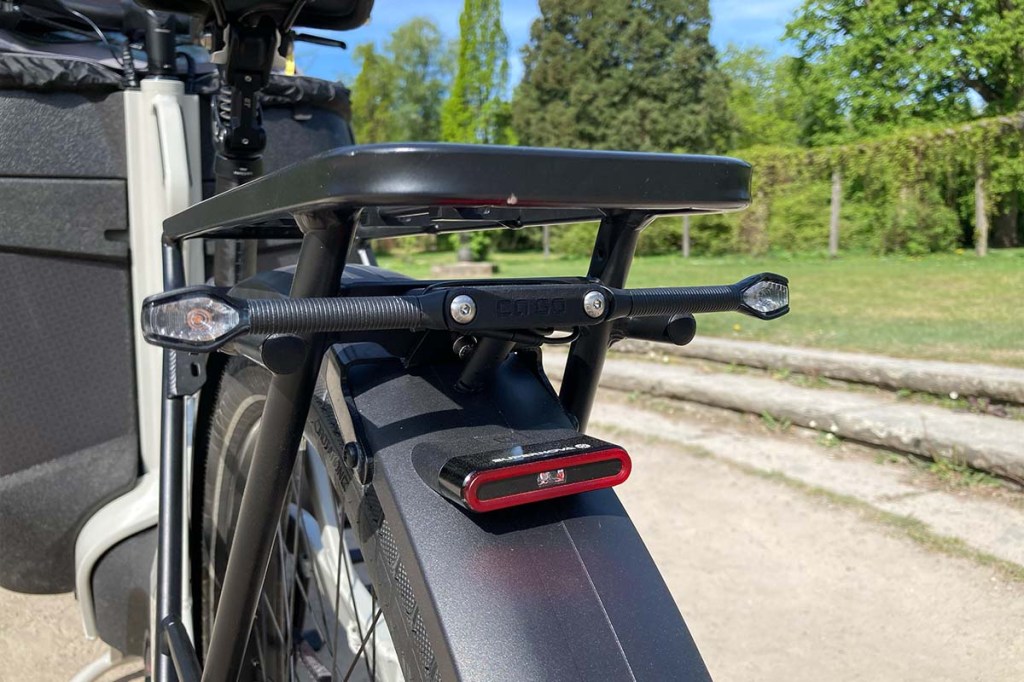 Heckaufnahme Cargo-E-Bike, man sieht die Blinker am Gepäckträger