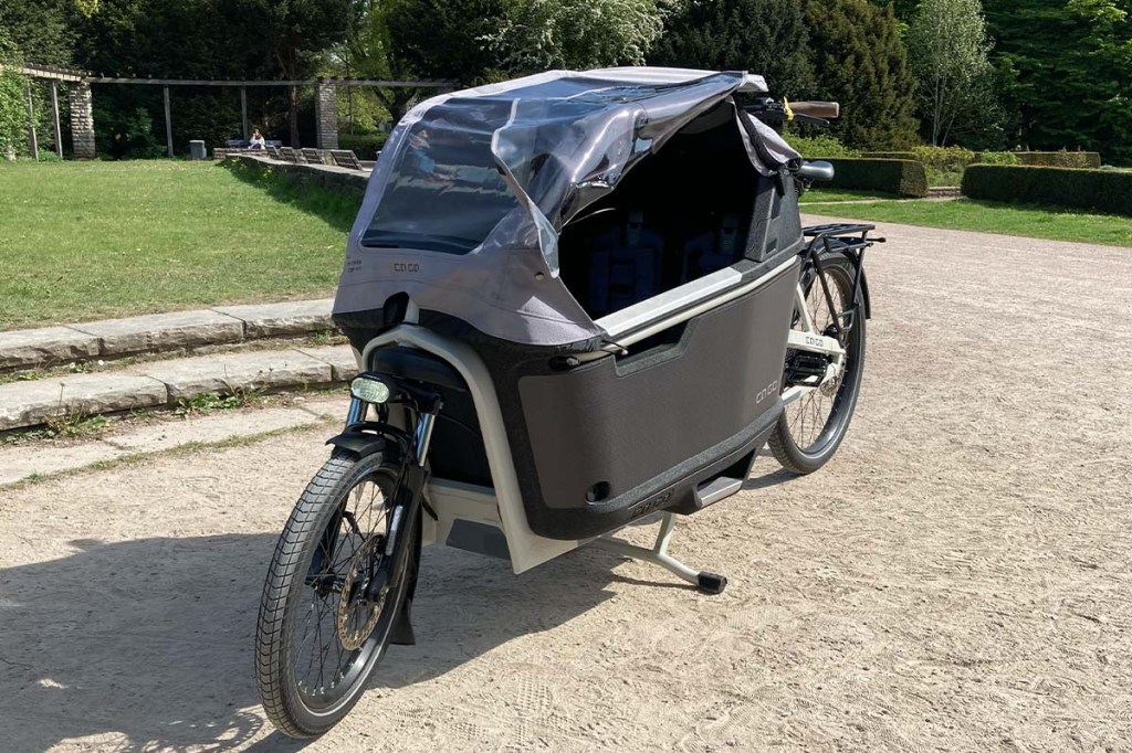 Cargo-E-Bike in einem Park stehend, Fokus liegt auf der Transportbox