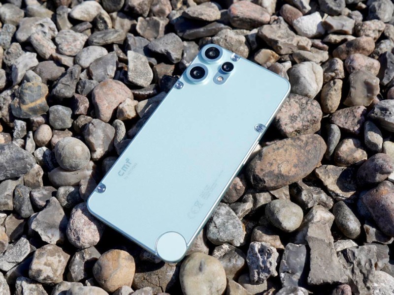Das Smartphone CMF Phone 2 Pro liegt auf Kies.