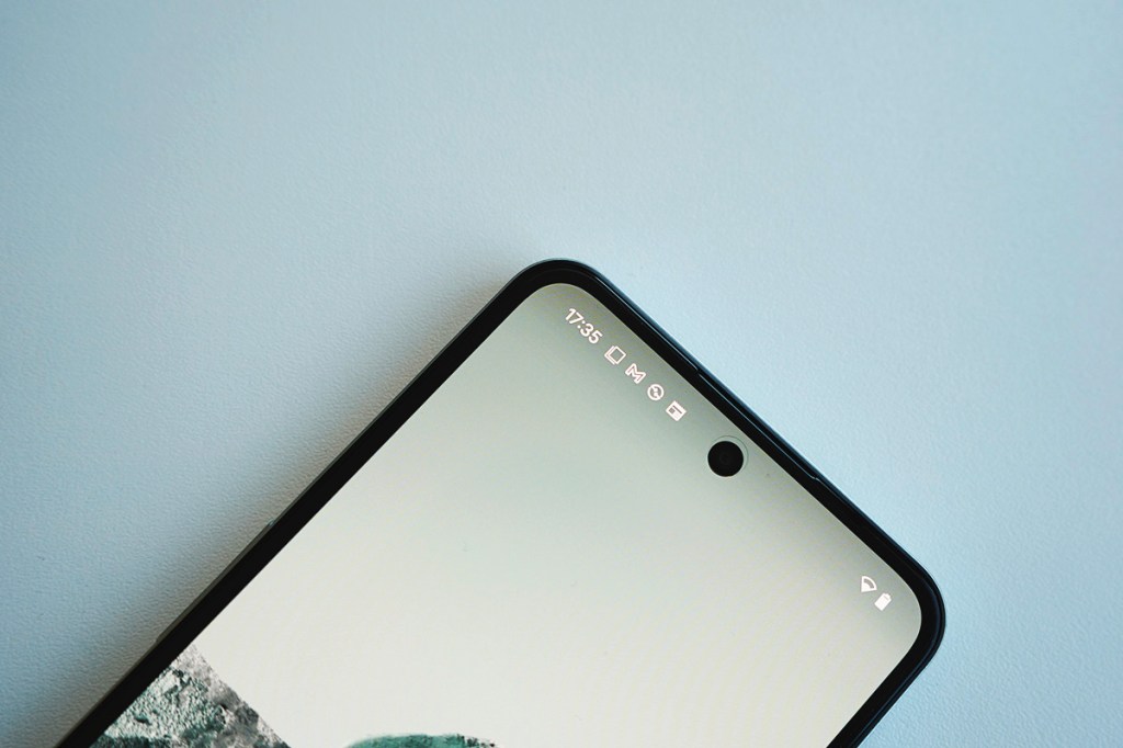 Detailaufnahme des Displayrands des Smartphone CMF Phone 2 Pro.
